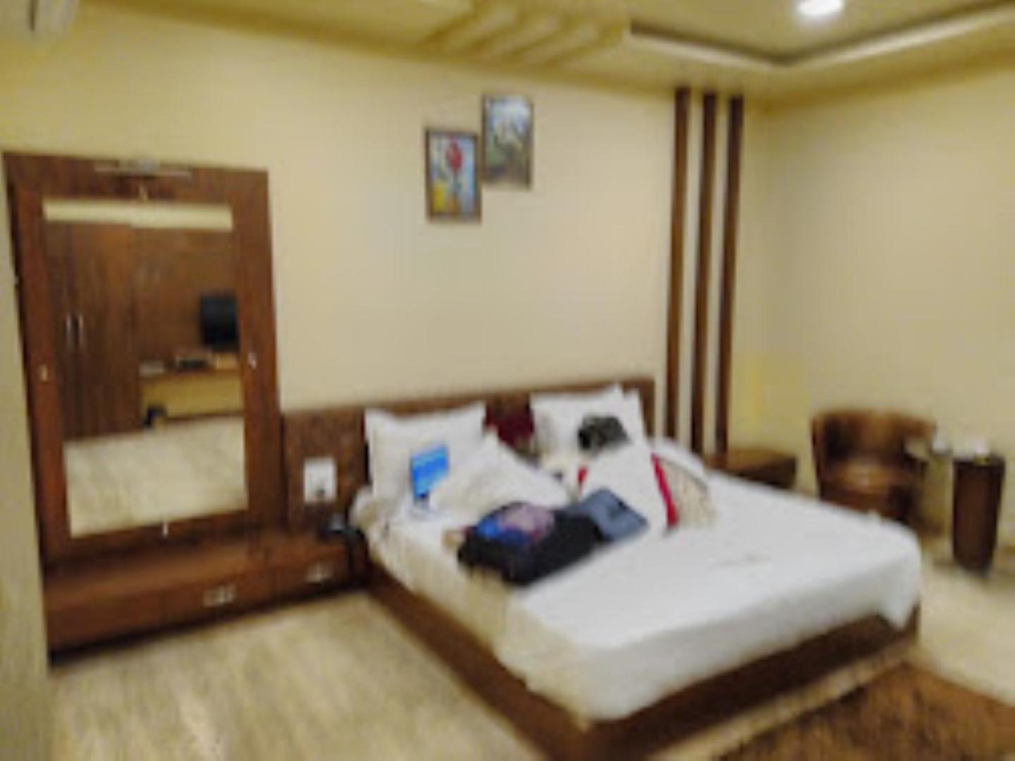 Hotel Saroj Sāgar Exterior photo