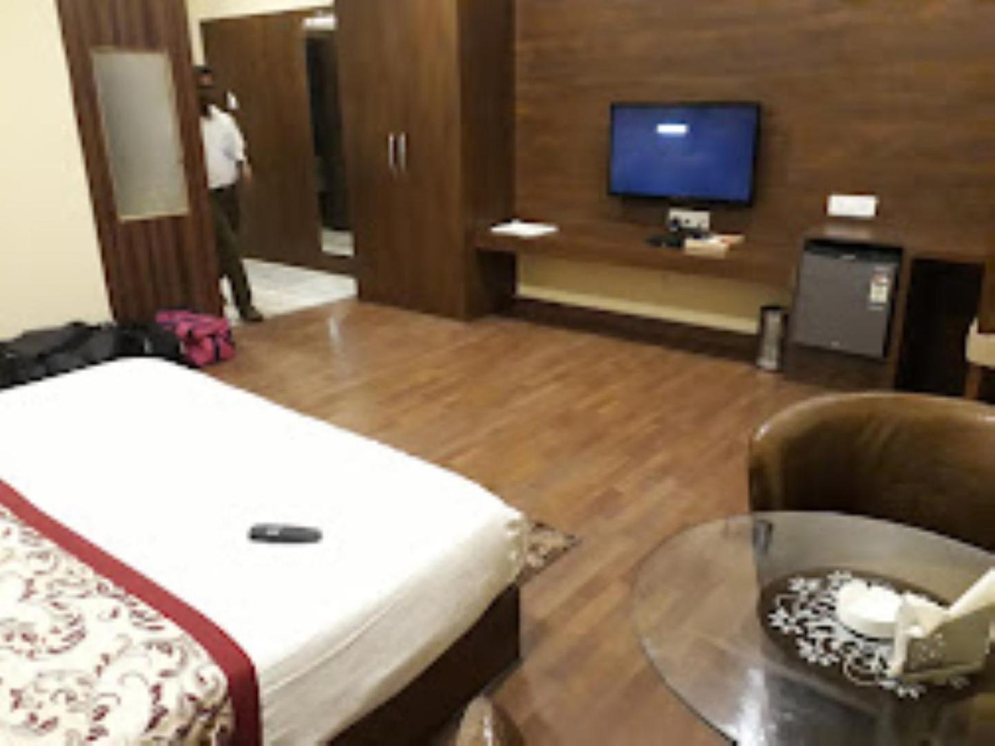 Hotel Saroj Sāgar Exterior photo