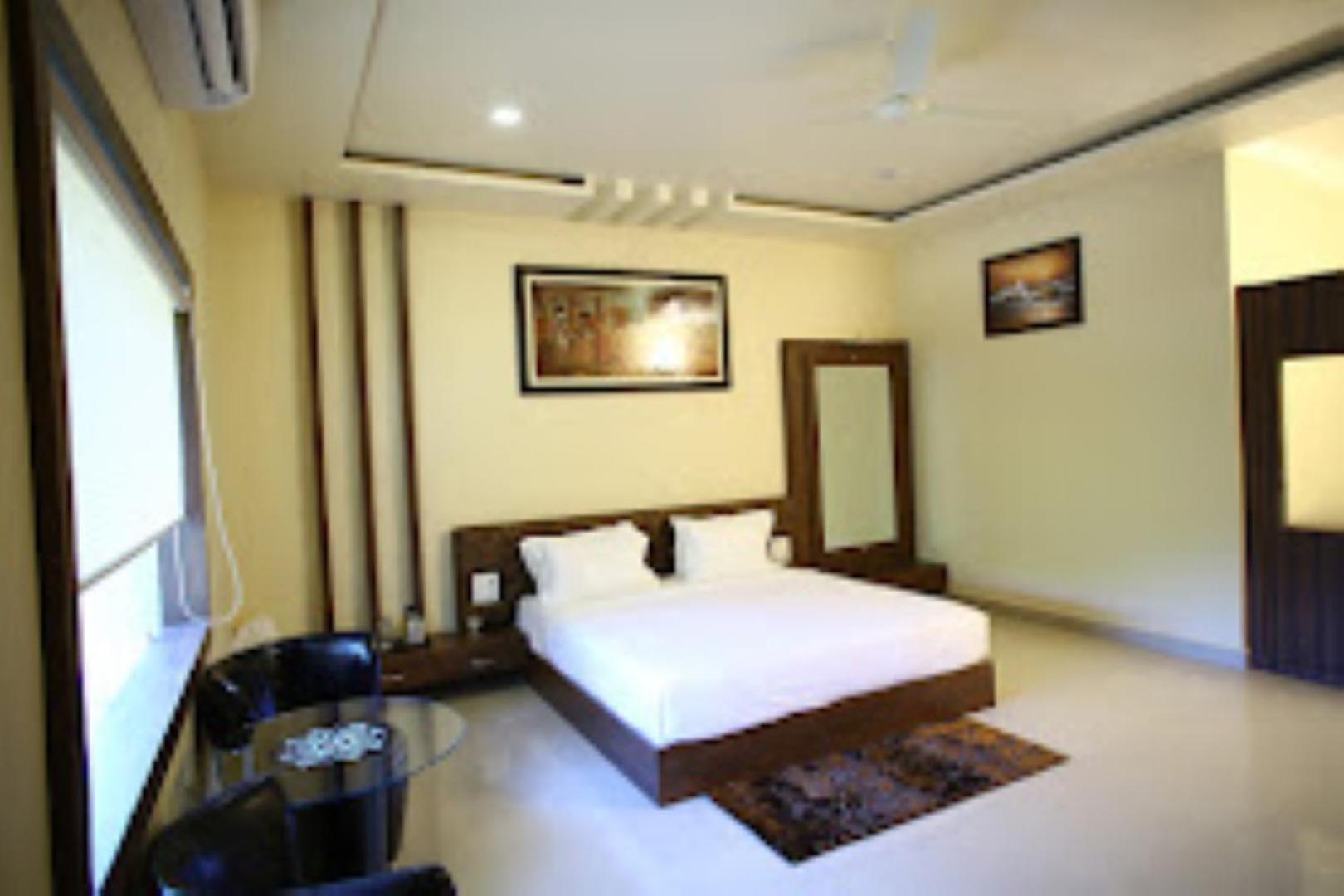 Hotel Saroj Sāgar Exterior photo