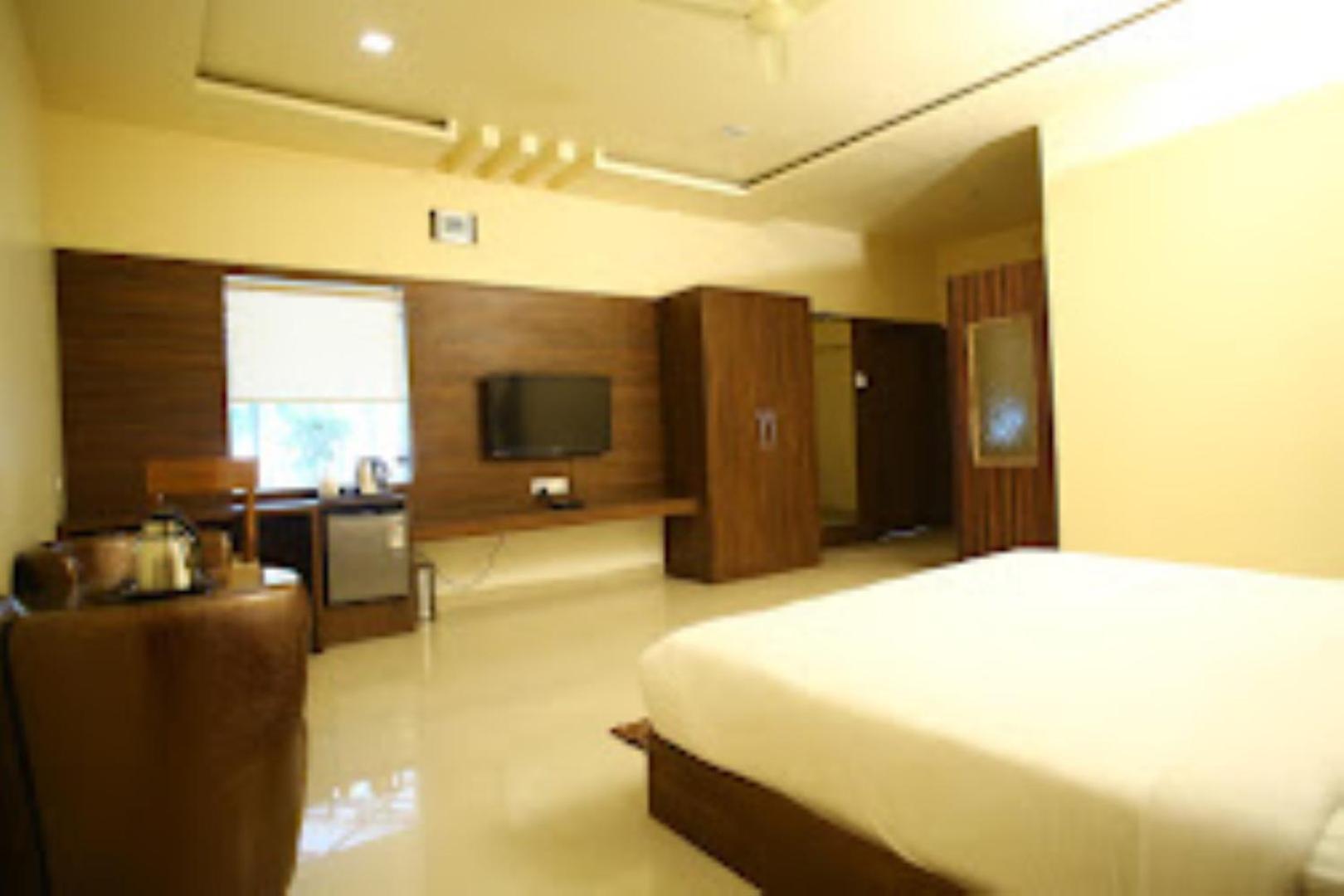Hotel Saroj Sāgar Exterior photo