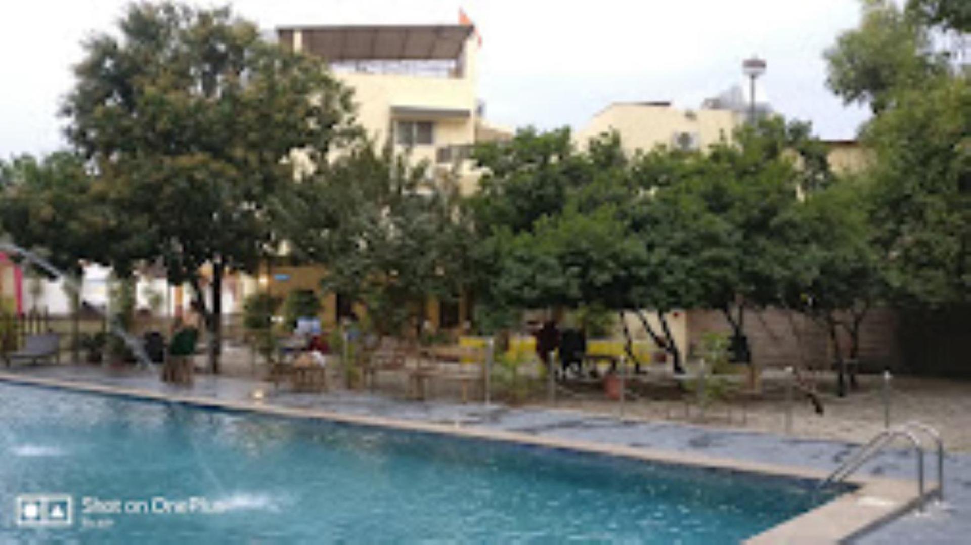 Hotel Saroj Sāgar Exterior photo