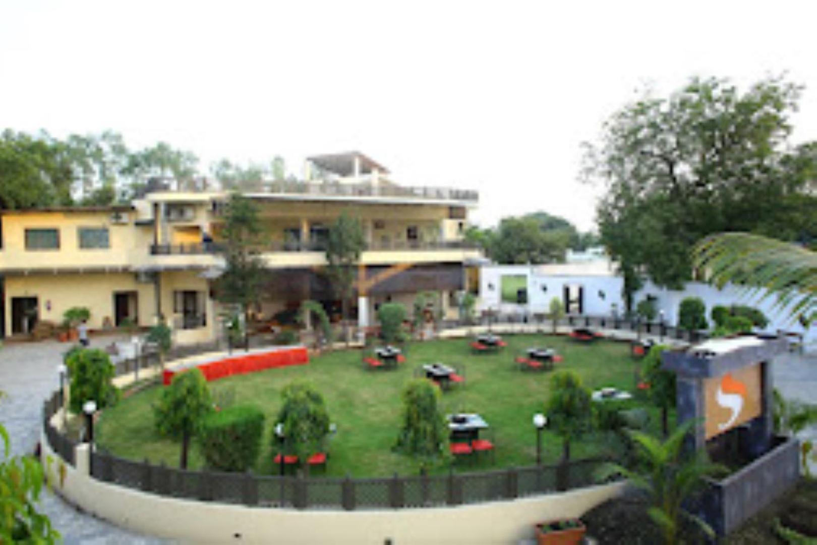 Hotel Saroj Sāgar Exterior photo