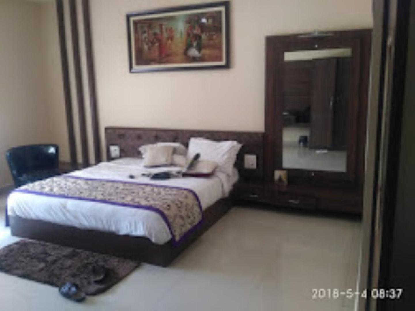 Hotel Saroj Sāgar Exterior photo