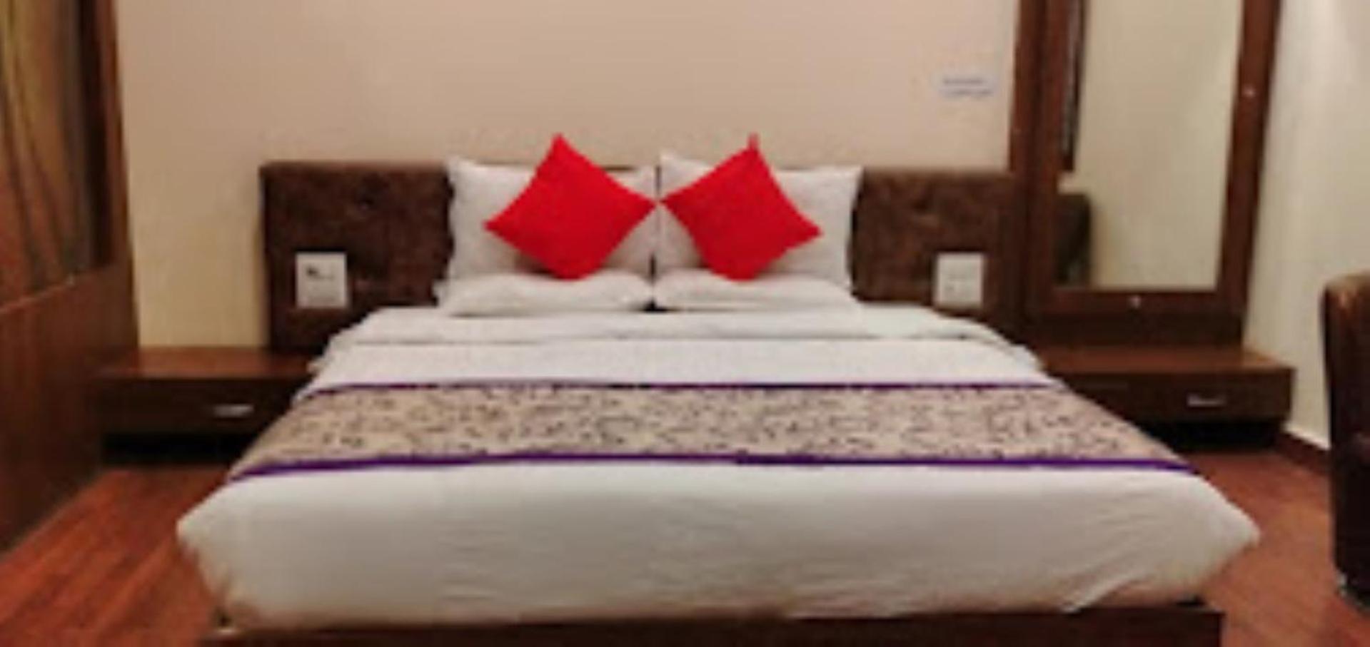 Hotel Saroj Sāgar Exterior photo