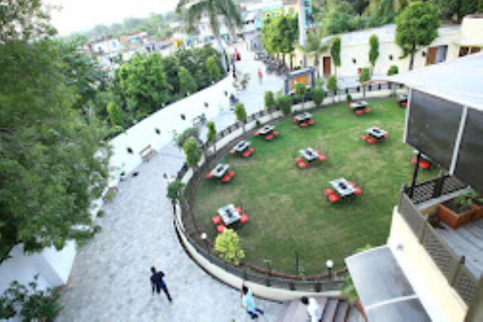 Hotel Saroj Sāgar Exterior photo