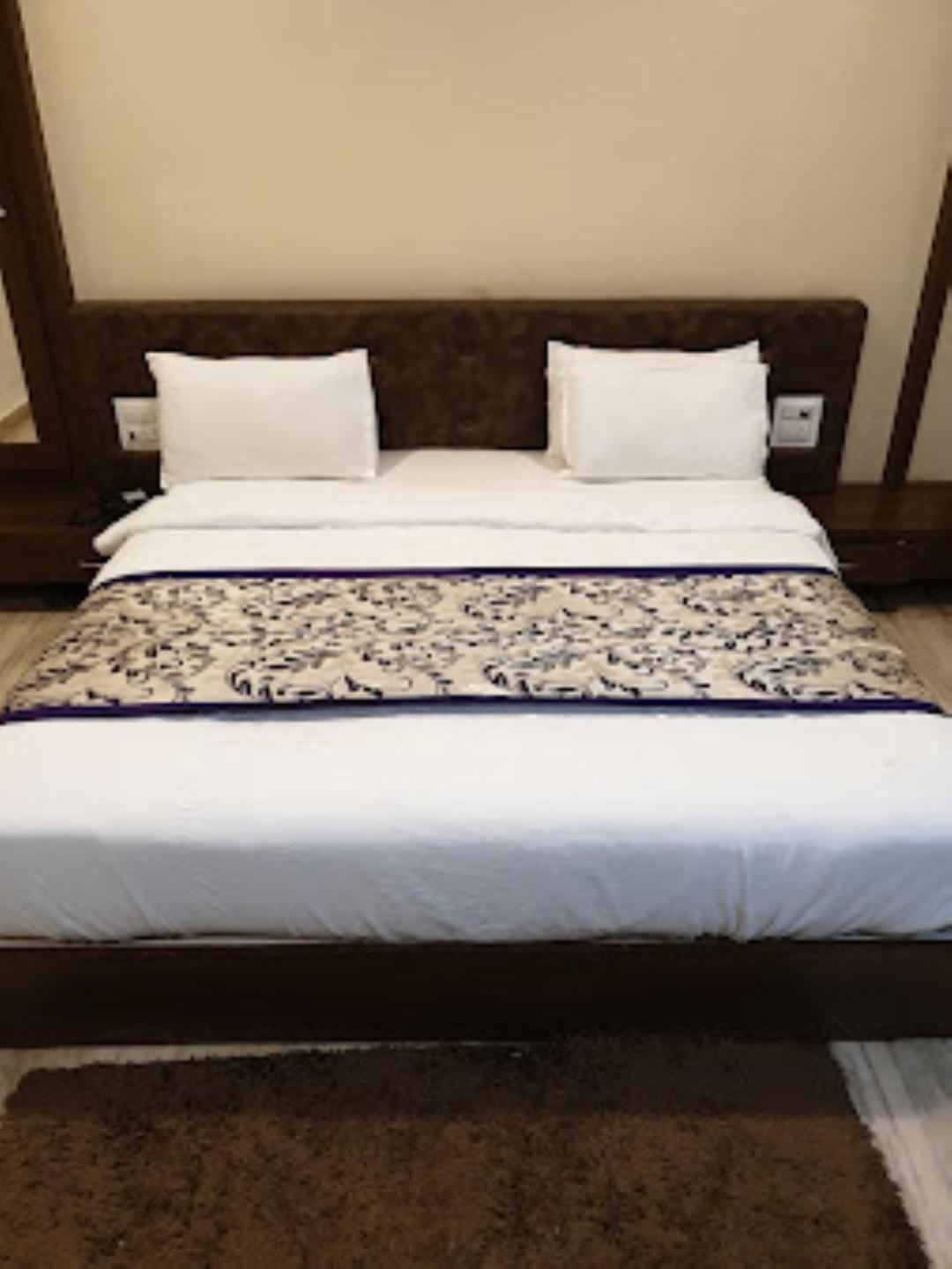 Hotel Saroj Sāgar Exterior photo